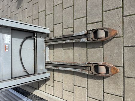 Použit&aacute; manipulačn&aacute; technika Still EXV 12i Initalhub &mdash; Booster Lift
