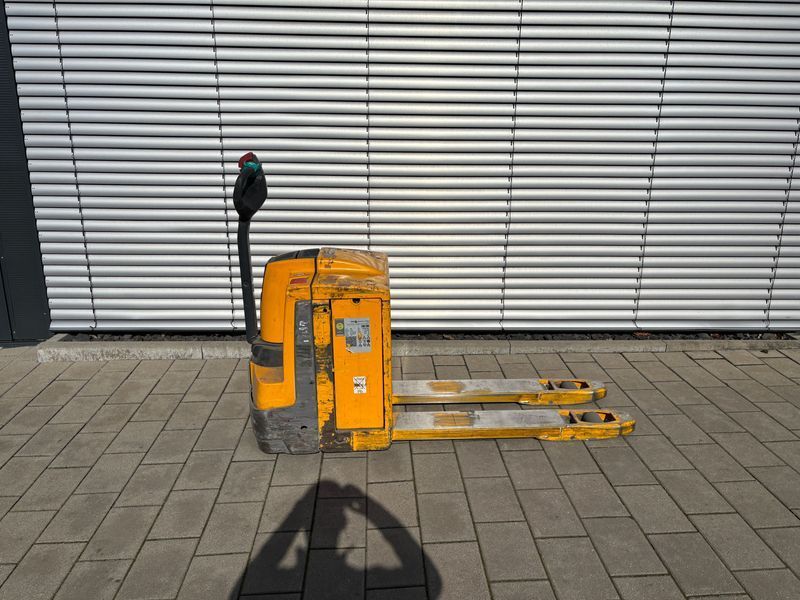 Used material handling equipment Jungheinrich EJE 120 &mdash; Booster Lift