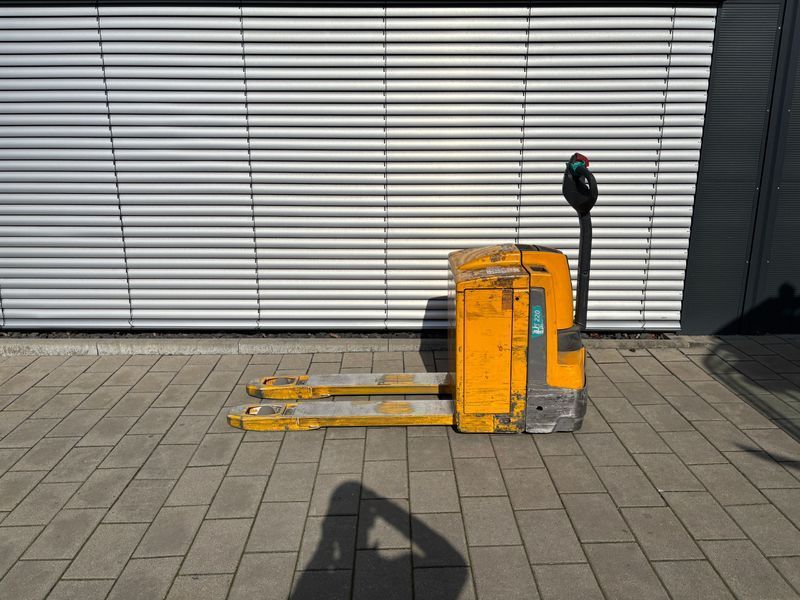 Used material handling equipment Jungheinrich EJE 120 &mdash; Booster Lift