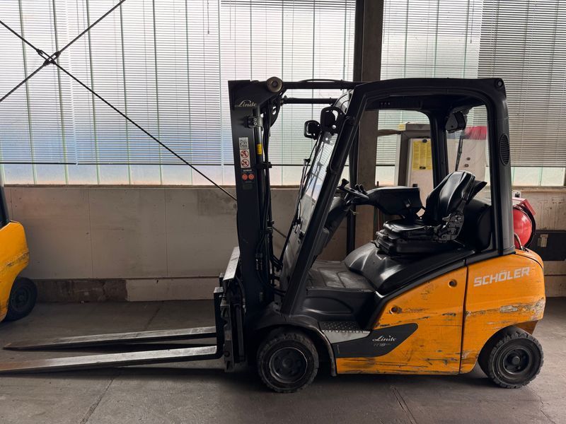 Použit&aacute; manipulačn&aacute; technika Linde H 18 T-01 391 Triplex &mdash; Booster Lift