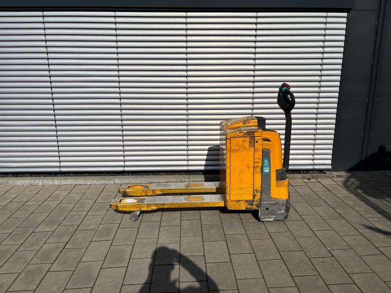 Used material handling equipment Jungheinrich EJE 120 &mdash; Booster Lift