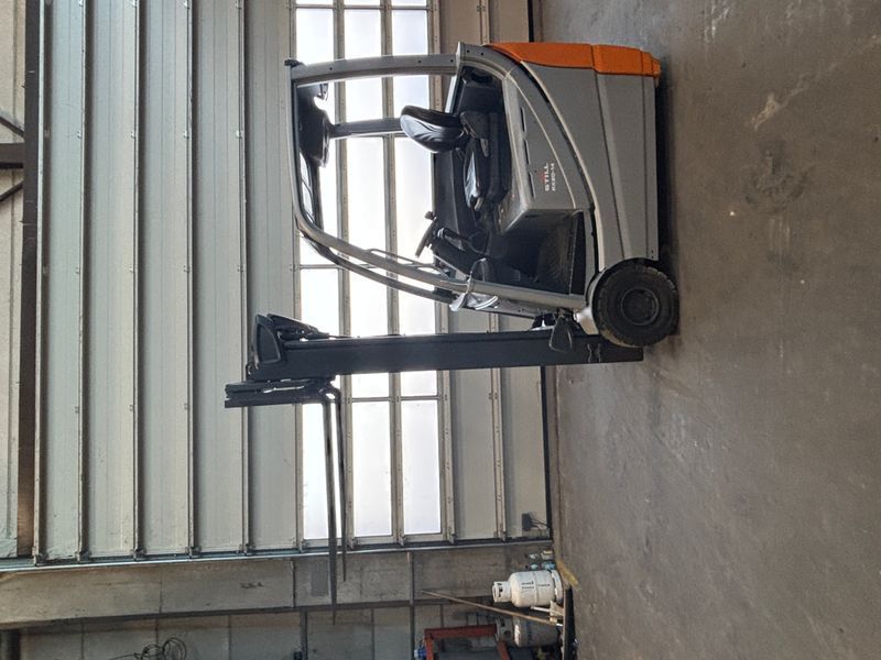 Použit&aacute; manipulačn&aacute; technika Still RX20-14C Triplex Drive-In &mdash; Booster Lift