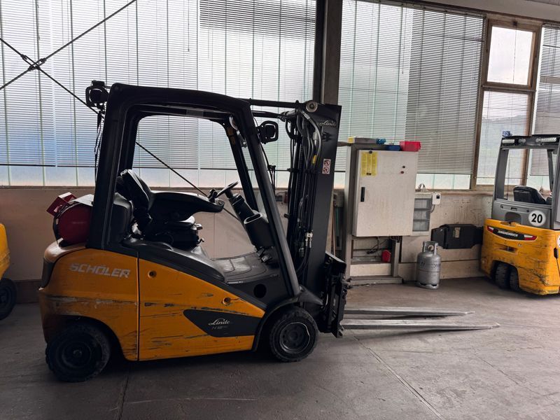 Použit&aacute; manipulačn&aacute; technika Linde H 18 T-01 391 Triplex &mdash; Booster Lift