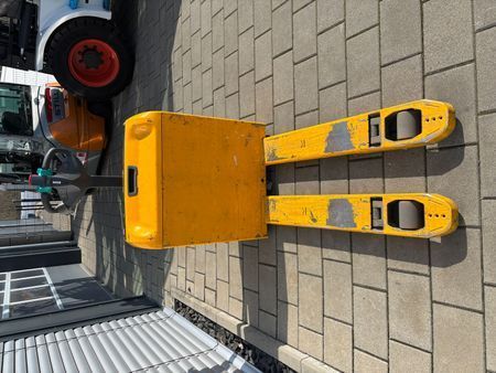 Used material handling equipment Jungheinrich EJE 120 &mdash; Booster Lift
