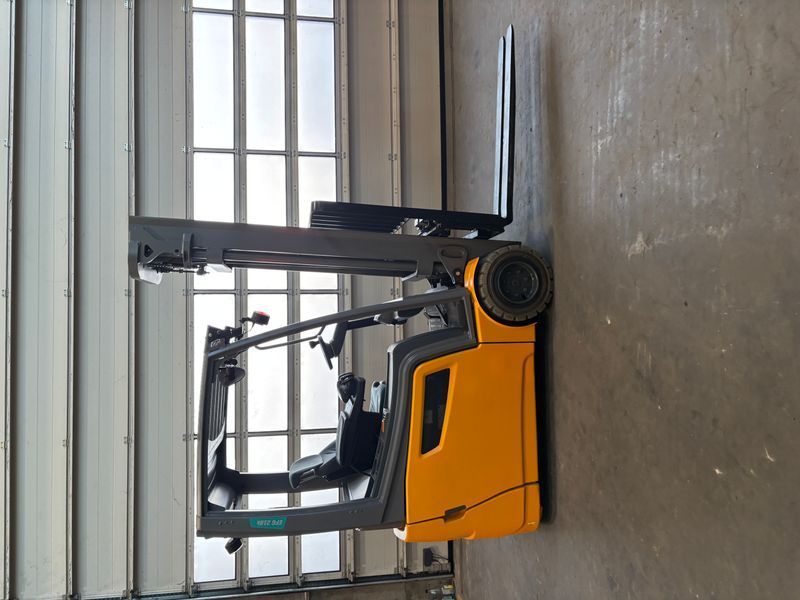 Použit&aacute; manipulačn&aacute; technika Jungheinrich EFG 220 &mdash; Booster Lift