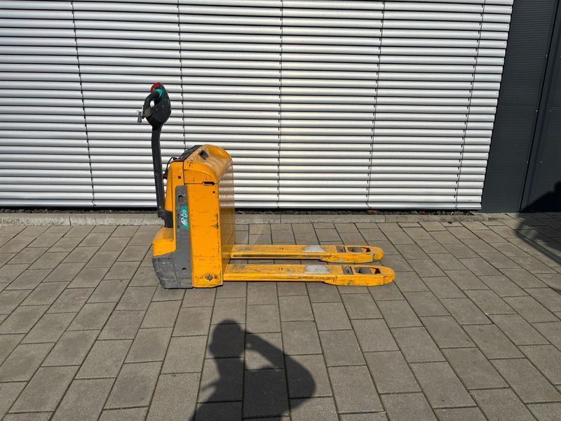 Used material handling equipment Jungheinrich EJE 120 &mdash; Booster Lift