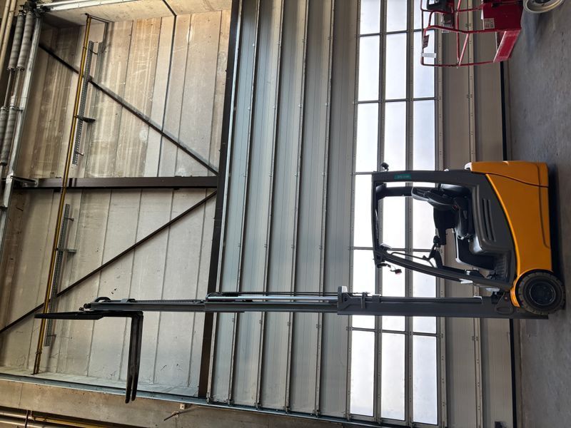 Použit&aacute; manipulačn&aacute; technika Jungheinrich EFG 220 &mdash; Booster Lift