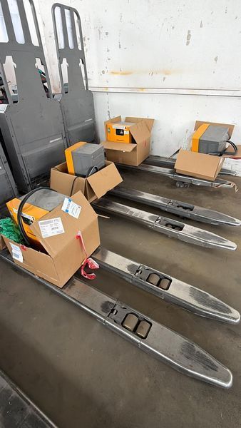 Použit&aacute; manipulačn&aacute; technika Jungheinrich ECE 225 Li-on 4pc available &mdash; Booster Lift
