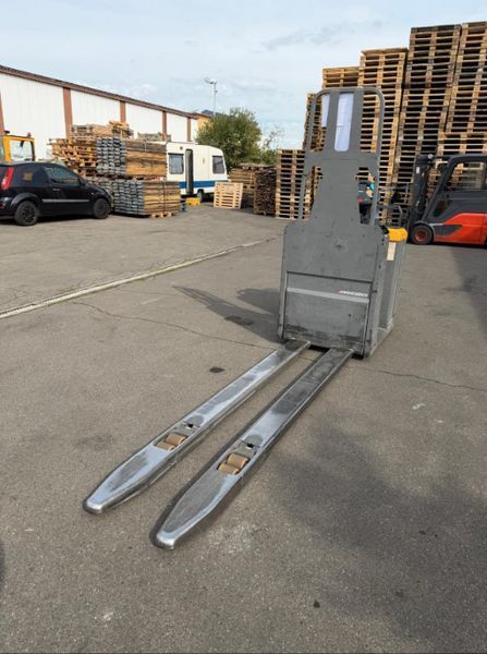 Použit&aacute; manipulačn&aacute; technika Jungheinrich ECE 225 Li-on 4pc available &mdash; Booster Lift