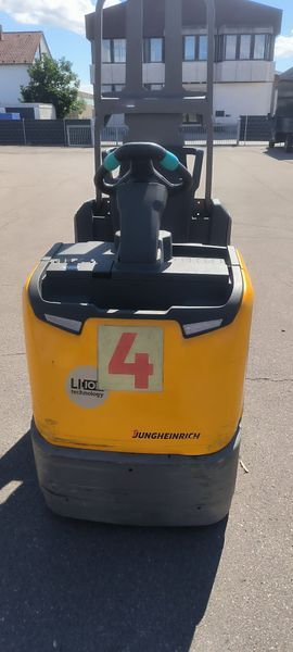 Použit&aacute; manipulačn&aacute; technika Jungheinrich ECE 225 / 2022y/ 595h &mdash; Booster Lift