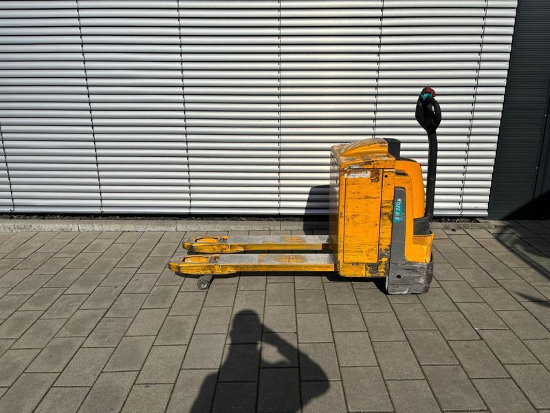 Použit&aacute; manipulačn&aacute; technika Jungheinrich EJE 120 &mdash; Booster Lift