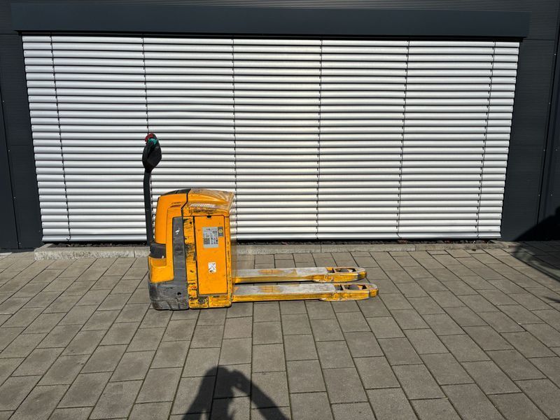 Použit&aacute; manipulačn&aacute; technika Jungheinrich EJE 120 &mdash; Booster Lift