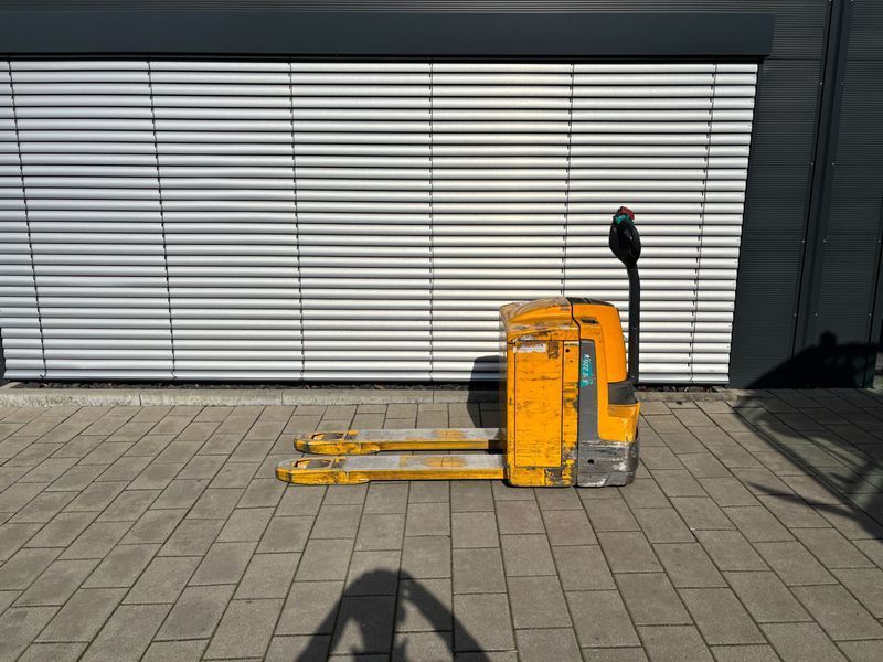 Použit&aacute; manipulačn&aacute; technika Jungheinrich EJE 120 &mdash; Booster Lift