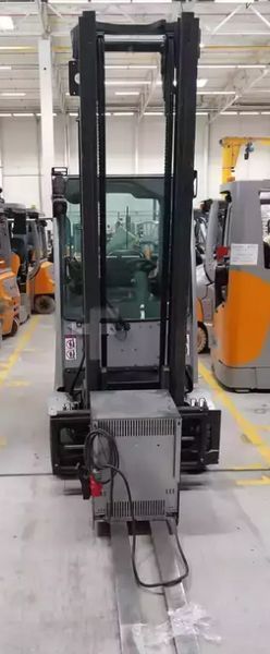 Použit&aacute; manipulačn&aacute; technika Still RX 60-25 &mdash; Booster Lift