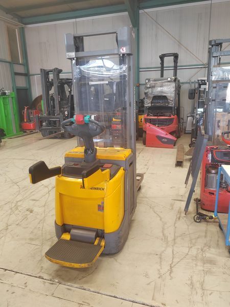Used material handling equipment Jungheinrich ERC 214z 5.35m/ initial &mdash; Booster Lift