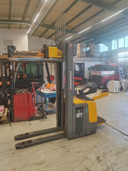 Used material handling equipment Jungheinrich ERC 214z 5.35m/ initial &mdash; Booster Lift