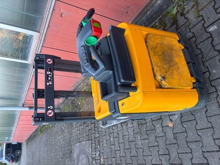 Použit&aacute; manipulačn&aacute; technika Jungheinrich ERD 220 &mdash; Booster Lift