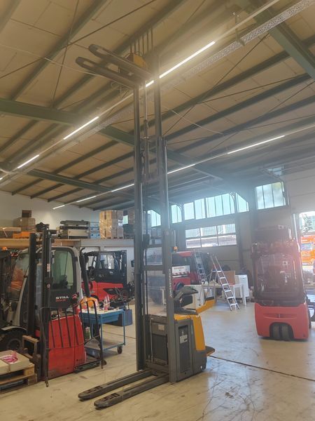 Used material handling equipment Jungheinrich ERC 214z 5.35m/ initial &mdash; Booster Lift
