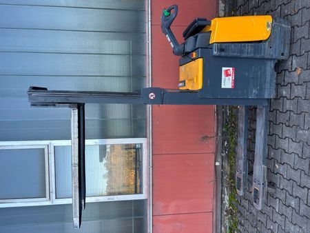 Použit&aacute; manipulačn&aacute; technika Jungheinrich ERD 220 &mdash; Booster Lift