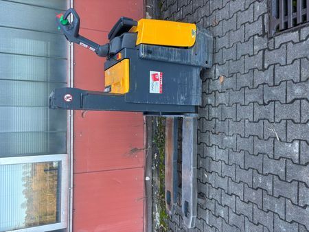 Použit&aacute; manipulačn&aacute; technika Jungheinrich ERD 220 &mdash; Booster Lift