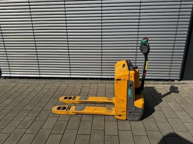 Použit&aacute; manipulačn&aacute; technika Jungheinrich EJE 116 &mdash; Booster Lift