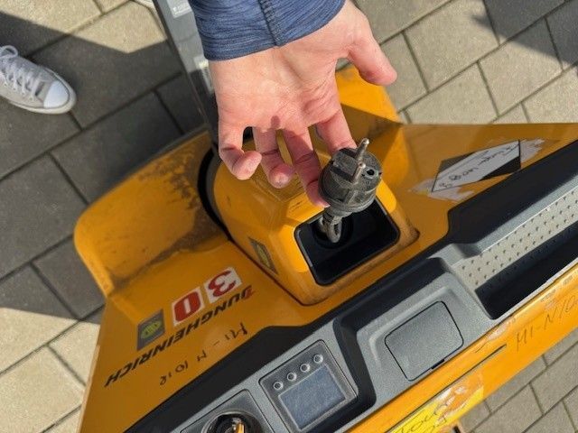 Použit&aacute; manipulačn&aacute; technika Jungheinrich EJE 116 &mdash; Booster Lift
