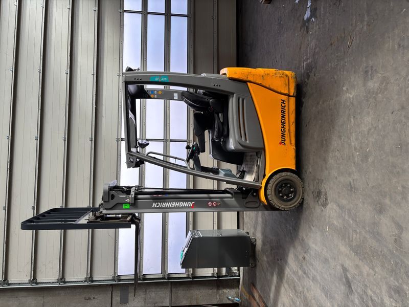 Použit&aacute; manipulačn&aacute; technika Jungheinrich EFG 215 Triplex &mdash; Booster Lift