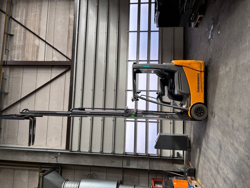 Použit&aacute; manipulačn&aacute; technika Jungheinrich EFG 215 Triplex &mdash; Booster Lift