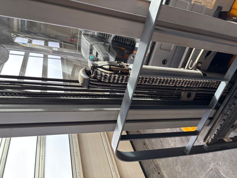 Použit&aacute; manipulačn&aacute; technika Jungheinrich EFG 215 Triplex &mdash; Booster Lift
