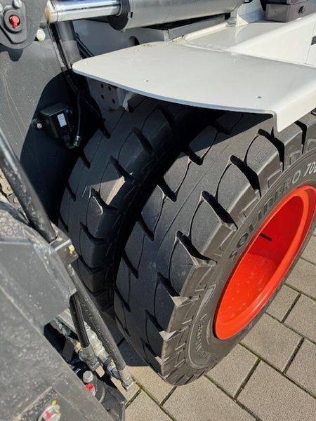 Použit&aacute; manipulačn&aacute; technika Bobcat D90S-9 NEUGER&Auml;T!!! &mdash; Booster Lift