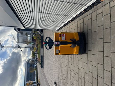 Použit&aacute; manipulačn&aacute; technika Jungheinrich EJE 118 &mdash; Booster Lift