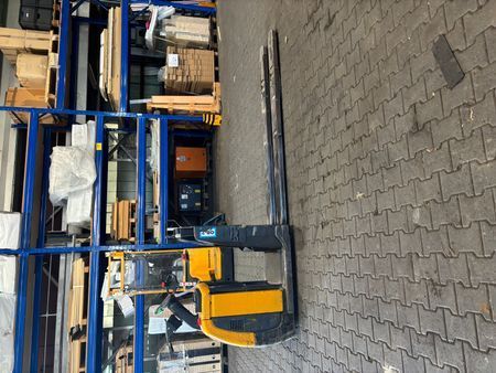 Použit&aacute; manipulačn&aacute; technika Jungheinrich ECE 225 (2400 mm) &mdash; Booster Lift