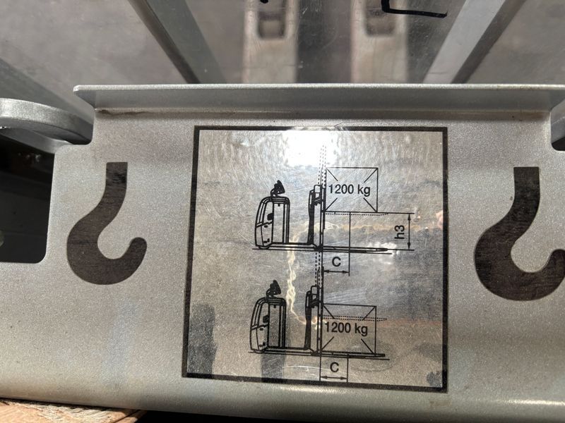 Použit&aacute; manipulačn&aacute; technika Still OPX-L12 &mdash; Booster Lift