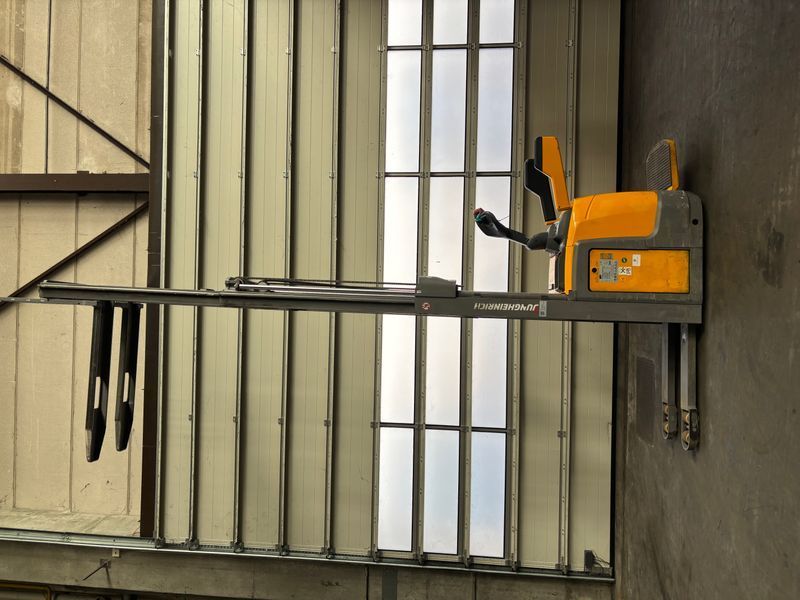 Použit&aacute; manipulačn&aacute; technika Jungheinrich ERC 216 &mdash; Booster Lift