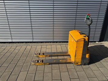 Used material handling equipment Jungheinrich EJE 116 &mdash; Booster Lift