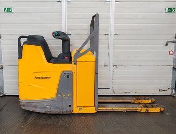 Used material handling equipment Jungheinrich ERE 225 2021y/ 3285mh &mdash; Booster Lift