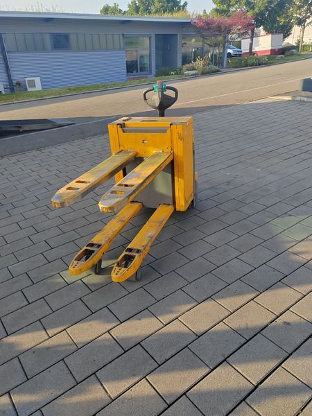 Used material handling equipment Jungheinrich EJE C20 &mdash; Booster Lift