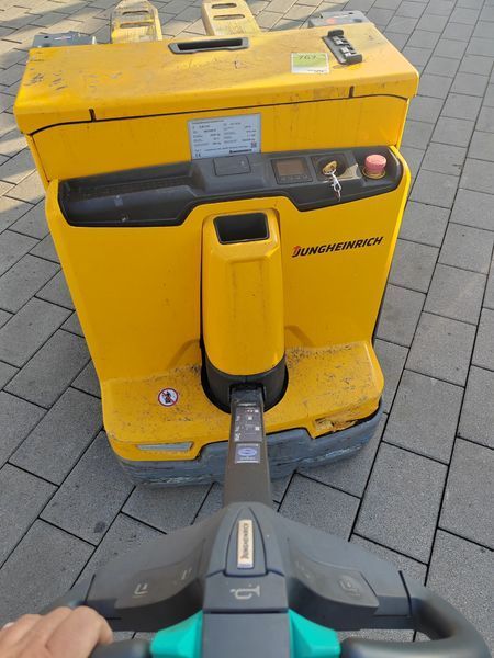 Použit&aacute; manipulačn&aacute; technika Jungheinrich EJE C20 &mdash; Booster Lift