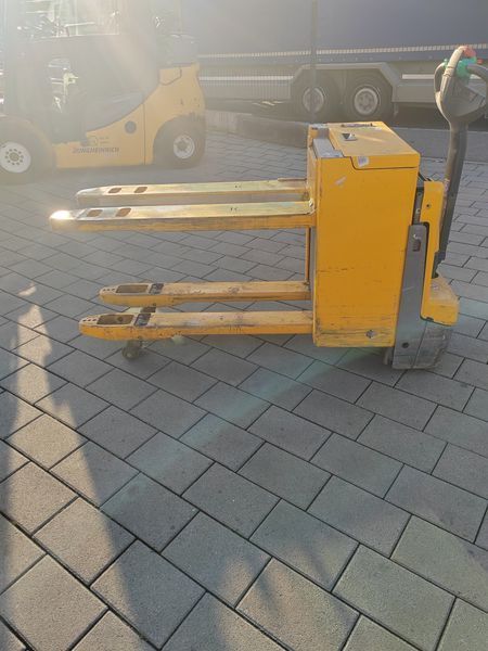 Used material handling equipment Jungheinrich EJE C20 &mdash; Booster Lift