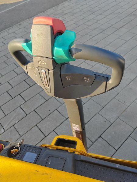 Used material handling equipment Jungheinrich EJE C20 &mdash; Booster Lift