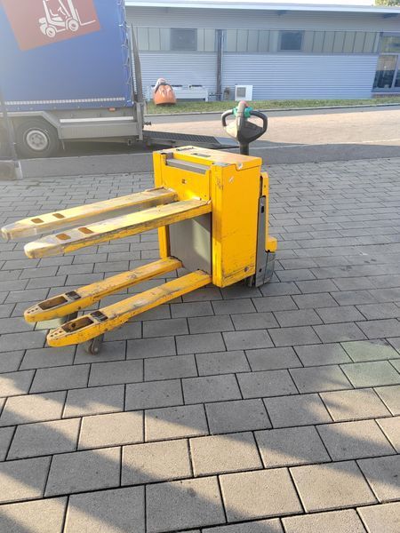Used material handling equipment Jungheinrich EJE C20 &mdash; Booster Lift
