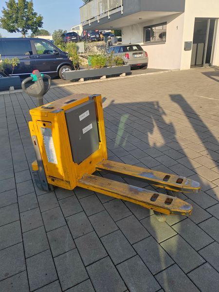 Used material handling equipment Jungheinrich EJE C20 &mdash; Booster Lift