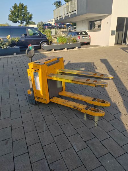 Used material handling equipment Jungheinrich EJE C20 &mdash; Booster Lift