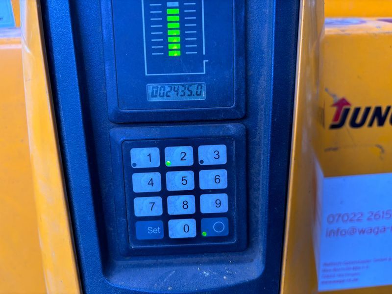 Used material handling equipment Jungheinrich EJE 225 &mdash; Booster Lift