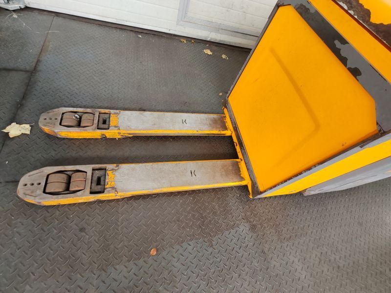 Used material handling equipment Jungheinrich ERE 225 2021y/ 3285mh &mdash; Booster Lift
