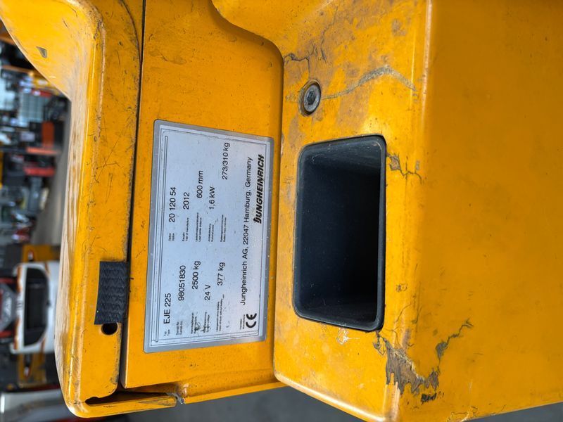 Used material handling equipment Jungheinrich EJE 225 &mdash; Booster Lift
