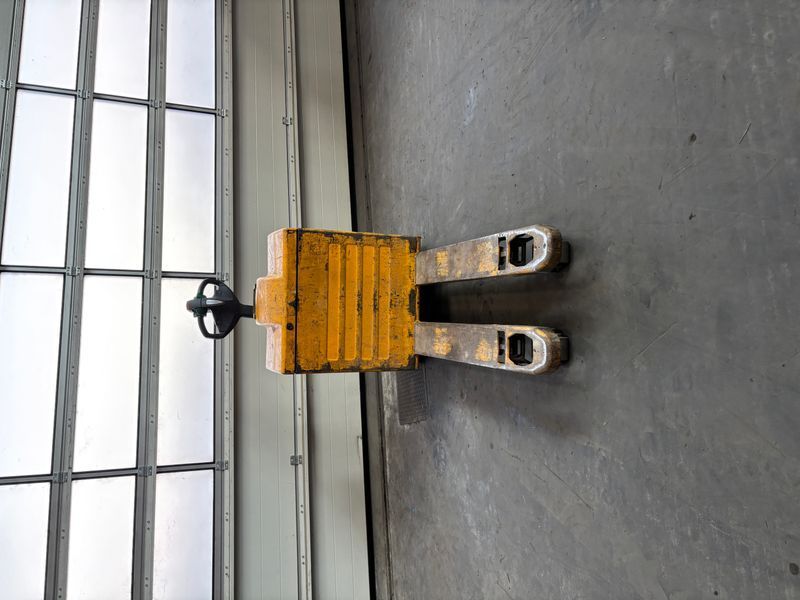 Used material handling equipment Jungheinrich EJE 225 &mdash; Booster Lift