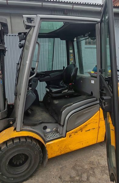 Použit&aacute; manipulačn&aacute; technika Jungheinrich TFG 430s 4.7m/ 3t /4 ventil &mdash; Booster Lift