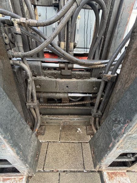 Použit&aacute; manipulačn&aacute; technika Linde H25T &mdash; Booster Lift