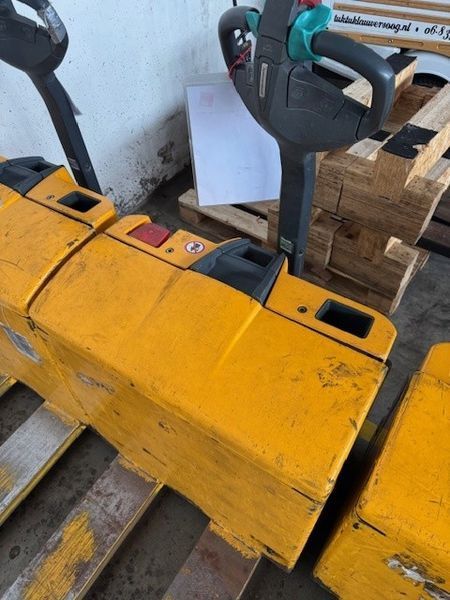 Used material handling equipment Jungheinrich EJE 120 &mdash; Booster Lift